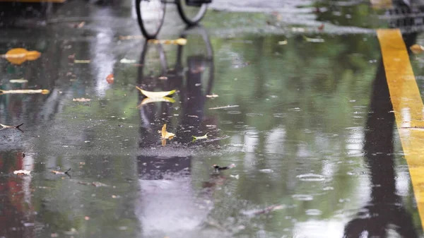 Vue Jour Pluvieux Dans Ville Avec Route Humide Les Gouttelettes — Photo