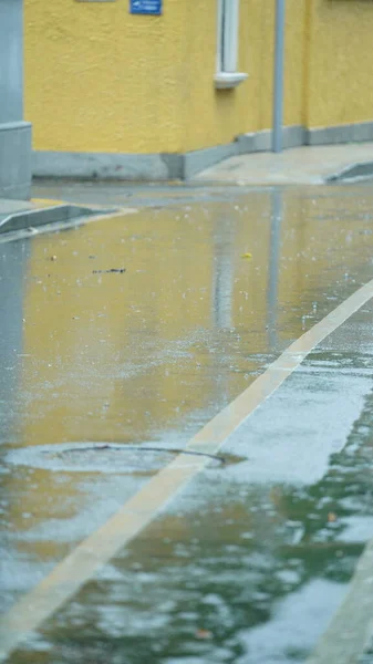 Esős Nappali Kilátás Városban Nedves Esős Cseppek — Stock Fotó