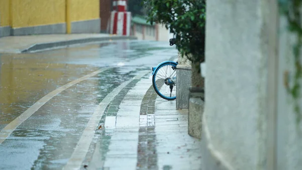 ぬれた道と雨の滴がダウンして街の雨の日の景色 — ストック写真