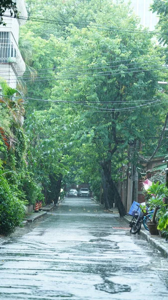 Yağmurlu Bir Şehir Manzarası Islak Yollar Yağmur Damlacıkları Var — Stok fotoğraf