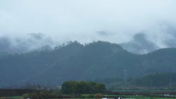 Las Hermosas Montañas Con Vista Niebla Durante Día Lluvioso —  Fotos de Stock
