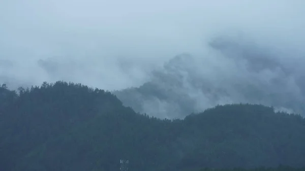 Die Schöne Aussicht Auf Die Berge Mit Dem Nebel Während — Stockfoto