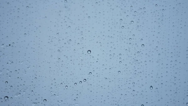 雨天雨滴落在透明的玻璃窗上 — 图库照片
