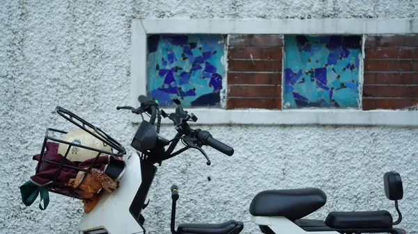 Один Электронный Велосипед Остановился Стены Старого Здания Городе — стоковое фото