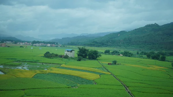 Piękny Widok Wieś Płynnego Pociągu Południu Chin Deszczowy Dzień — Zdjęcie stockowe