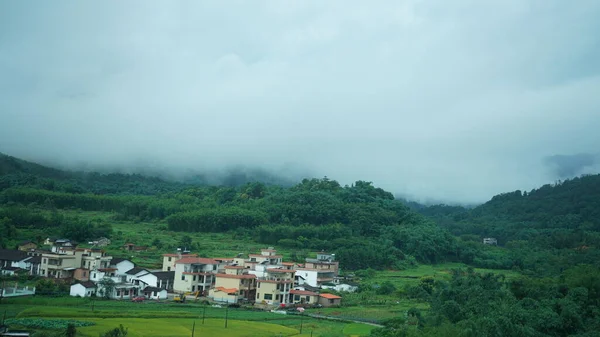 雨の日に中国南部の走る列車からの美しい田園風景 — ストック写真