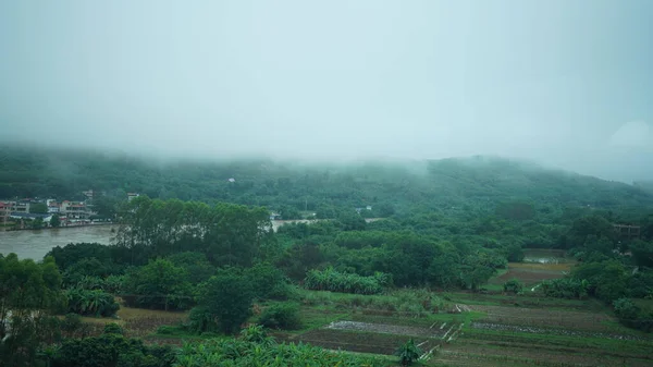 雨天从中国南部的火车上眺望美丽的乡村景色 — 图库照片