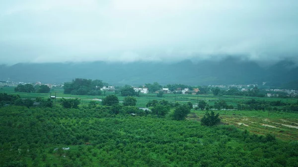 雨天从中国南部的火车上眺望美丽的乡村景色 — 图库照片