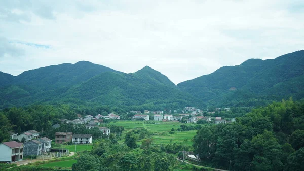 中国南部の走る列車からの美しい田園風景 — ストック写真