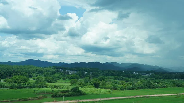 Die Schöne Aussicht Auf Die Landschaft Aus Dem Fahrenden Zug — Stockfoto