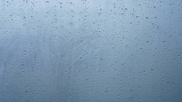 雨天雨滴落在透明的玻璃窗上 — 图库照片