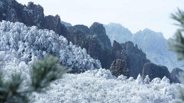 Belas Montanhas Congeladas Vista Coberta Pela Neve Branca Gelo Inverno — Fotografia de Stock