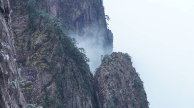 Güzel donmuş dağlar, kışın beyaz kar ve buzla kaplı görünür.
