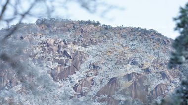 Güzel donmuş dağlar, kışın beyaz kar ve buzla kaplı görünür.