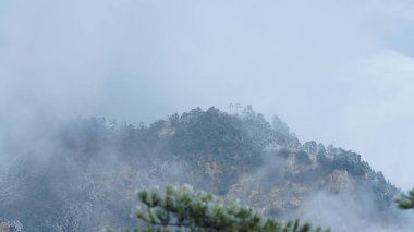 Güzel donmuş dağlar, kışın beyaz kar ve buzla kaplı görünür.