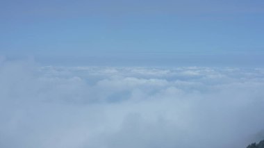 Yeşil ormanlı güzel dağlar ve püsküren kaya uçurumları Çin 'in kırsal kesimlerinde arka plan olarak kullanılıyor.