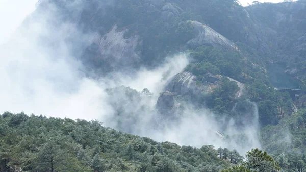 Belas Paisagens Montanhas Com Floresta Verde Penhasco Rocha Erupção Como — Fotografia de Stock