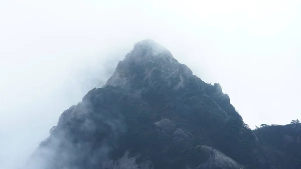 Belas Paisagens Montanhas Com Floresta Verde Penhasco Rocha Erupção Como — Fotografia de Stock