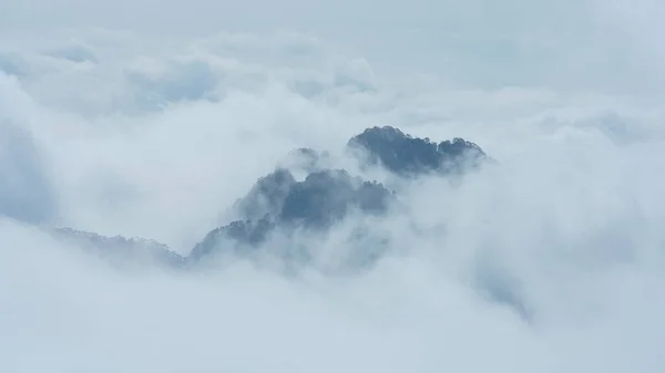Les Magnifiques Paysages Montagnes Avec Forêt Verte Falaise Rocheuse Éruption — Photo