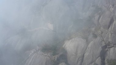 Güzel dağlar kışın sisli sisle çevrili.