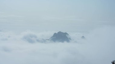 Güzel dağlar kışın sisli sisle çevrili.