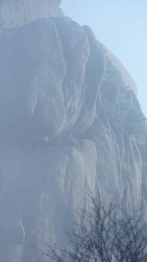 Güzel dağlar kışın sisli sisle çevrili.