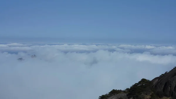 Hermosa Vista Las Montañas Rodeada Por Niebla Brumosa Invierno — Foto de Stock
