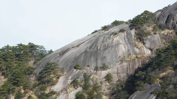 Eski Kayalar Dağları Görür — Stok fotoğraf