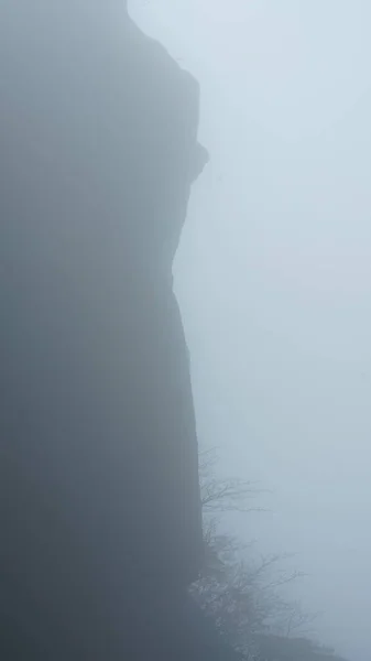 Belle Vue Sur Les Montagnes Entourée Par Brouillard Brumeux Hiver — Photo