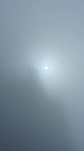 冬天的薄雾笼罩着美丽的山景 — 图库照片