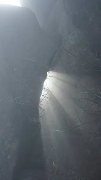 Красивий Вид Гори Оточений Туманним Туманом Взимку — стокове фото