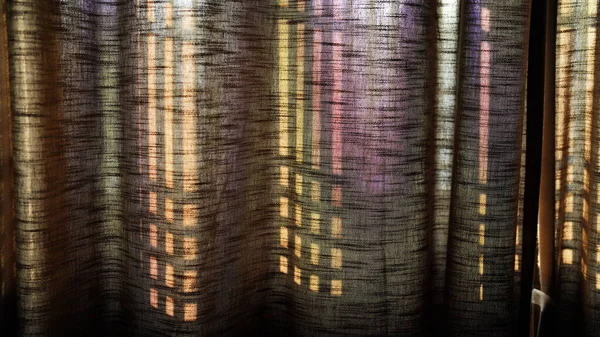 Bayangan Jendela Diproyeksikan Pada Tirai Kain Oleh Sinar Matahari Pagi — Stok Foto