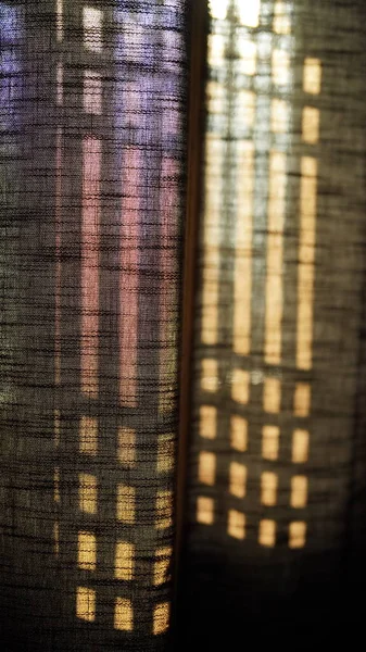 Fönsterskuggan Projicerad Tyggardinerna Det Varma Morgonsolen — Stockfoto