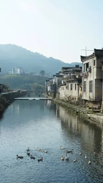 Salah Satu Pemandangan Desa Tradisional Tiongkok Dengan Jembatan Batu Tua — Stok Foto