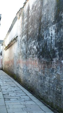 Klasik mimari ve dar şeritli güzel geleneksel Çin köyü manzarası