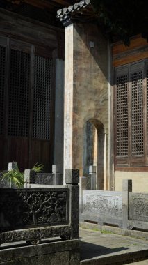 Çin 'in kırsal kesimindeki güzel heykelle oyulmuş eski ahşap Çin evi.