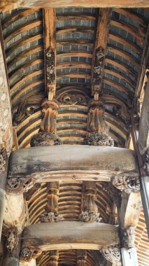 Çin 'in kırsal kesimindeki güzel heykelle oyulmuş eski ahşap Çin evi.