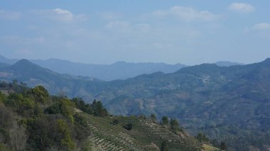Güzel dağlar baharda tepenin zirvesinden görünür.