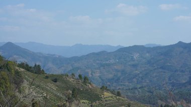 Güzel dağlar baharda tepenin zirvesinden görünür.