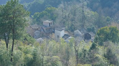 Güzel dağlar baharda tepenin zirvesinden görünür.