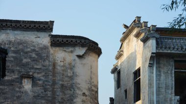 Klasik mimari ve dar şeritli güzel geleneksel Çin köyü manzarası