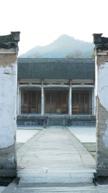 Klasik mimari ve dar şeritli güzel geleneksel Çin köyü manzarası