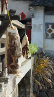 Çin 'de daha uzun süre kalabilmek için kurutulmuş et asılıyor. 