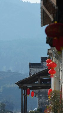 Klasik mimari ve dar şeritli güzel geleneksel Çin köyü manzarası