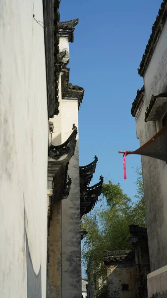 古典建築と狭い路地を背景にした美しい伝統的な中国の村の景色 — ストック写真