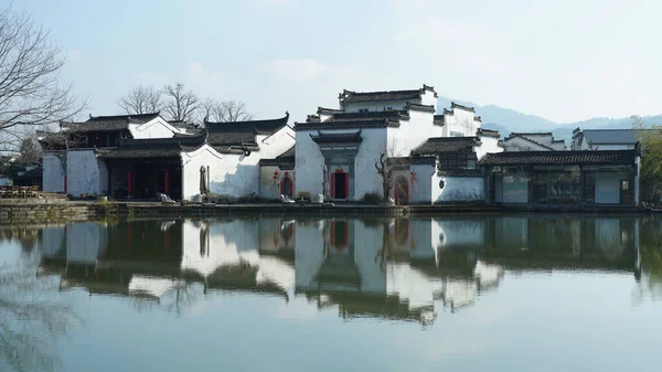 Çin Güney Kırsalında Eski Kemerli Taş Köprüsü Eski Ahşap Binaları — Stok fotoğraf