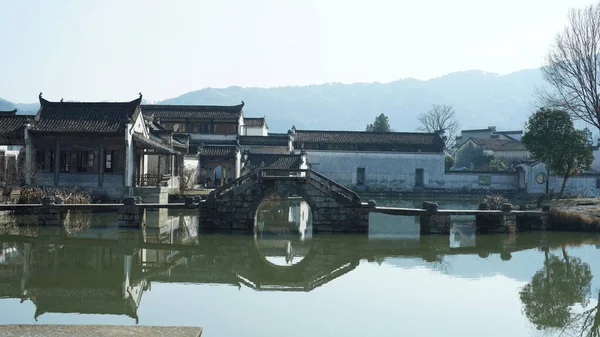 中国南方农村一个古老的传统乡村景观 拱形石桥和木结构的古老建筑 — 图库照片