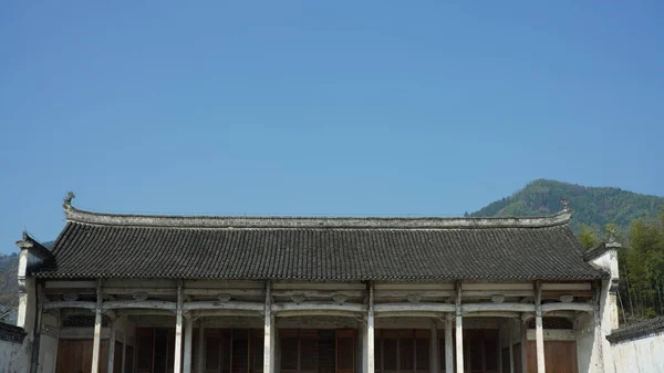 中国农村古老的木雕房子 上面刻有优美的雕塑 — 图库照片