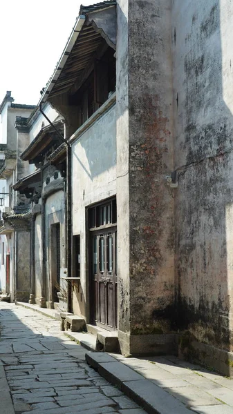 古典建築と狭い路地を背景にした美しい伝統的な中国の村の景色 — ストック写真
