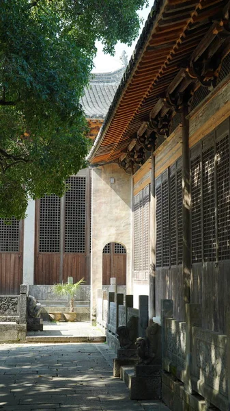 Çin Kırsal Kesimindeki Güzel Heykelle Oyulmuş Eski Ahşap Çin Evi — Stok fotoğraf